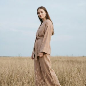 kimono_beige_1 Sieviete, kas valkā smilškrāsas kimono ar brīvu, plūstošu siluetu, lieliski piemērots ikdienas valkāšanai vai meditācijas mirkļiem