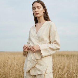 kimono_white_1 Sieviete valkā baltu kimono ar brīvu, plūstošu siluetu, lieliski piemērots ikdienas valkāšanai vai meditācijas brīžiem