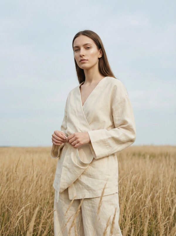 kimono_white_1 Sieviete valkā baltu kimono ar brīvu, plūstošu siluetu, lieliski piemērots ikdienas valkāšanai vai meditācijas brīžiem