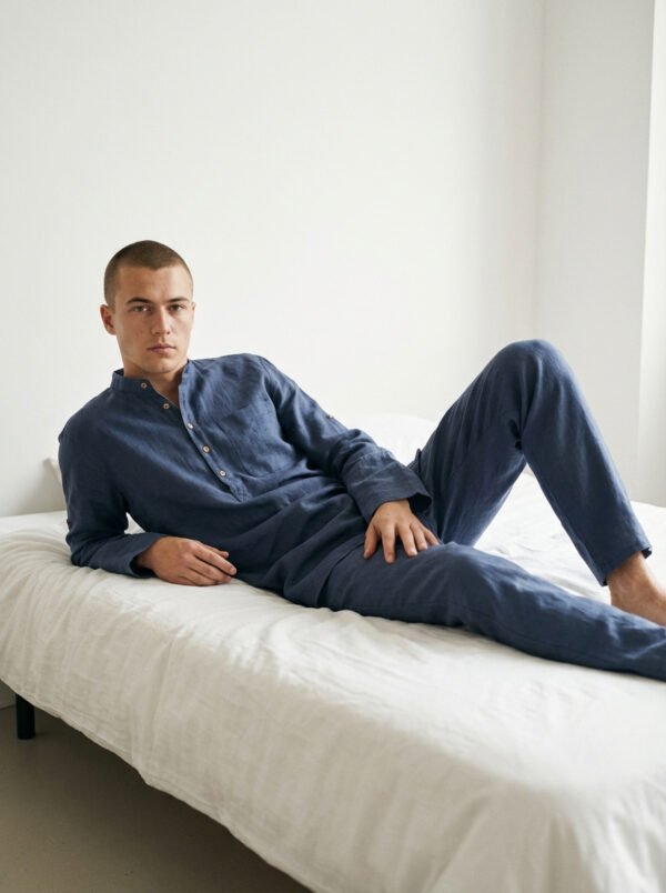 Vīriešu brīva piegriezuma lina tunika zilā krāsā ar minimālisma dizainu ar garām piedurknēm un šķēlumiem sānos, neformāli pāri biksēm, lai radītu relaksējošu, elpojošu izskatu.