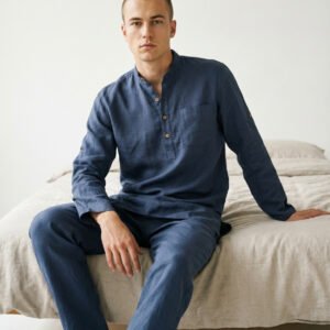 Vīriešu brīva piegriezuma lina tunika zilā krāsā ar minimālisma dizainu ar garām piedurknēm un šķēlumiem sānos, neformāli pāri biksēm, lai radītu relaksējošu, elpojošu izskatu.