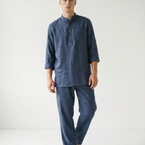 Vīriešu brīva piegriezuma lina tunika zilā krāsā ar minimālisma dizainu ar garām piedurknēm un šķēlumiem sānos, neformāli pāri biksēm, lai radītu relaksējošu, elpojošu izskatu.