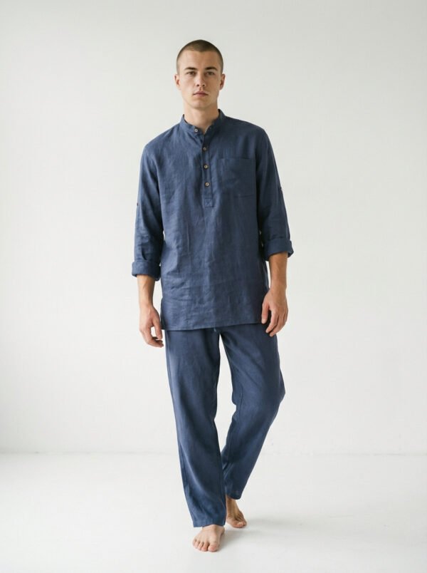 Vīriešu brīva piegriezuma lina tunika zilā krāsā ar minimālisma dizainu ar garām piedurknēm un šķēlumiem sānos, neformāli pāri biksēm, lai radītu relaksējošu, elpojošu izskatu.