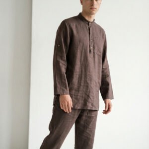 Vīriešu brīva piegriezuma lina tunika taupes krāsā ar minimālisma dizainu ar garām piedurknēm un šķēlumiem sānos, kas ir neformāli pāri biksēm, lai radītu relaksējošu, elpojošu izskatu.