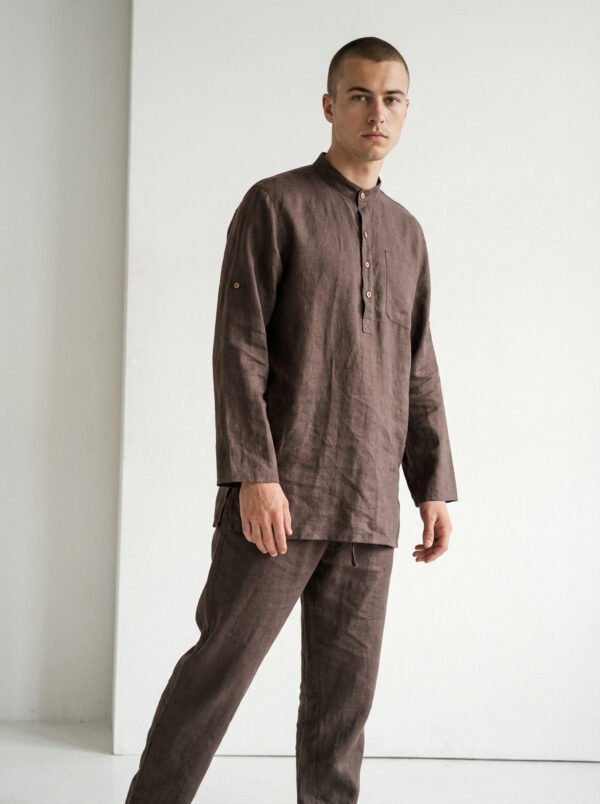 Vīriešu brīva piegriezuma lina tunika taupes krāsā ar minimālisma dizainu ar garām piedurknēm un šķēlumiem sānos, kas ir neformāli pāri biksēm, lai radītu relaksējošu, elpojošu izskatu.