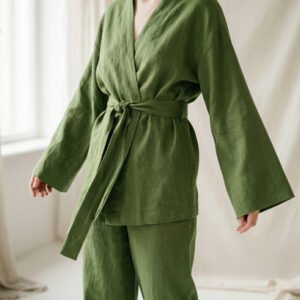 apple_green_kimono_1 Elegants ābolu zaļš kimono ar brīvu, plūstošu siluetu un vieglu auduma tekstūru, lieliski piemērots ikdienas valkāšanai un meditācijai